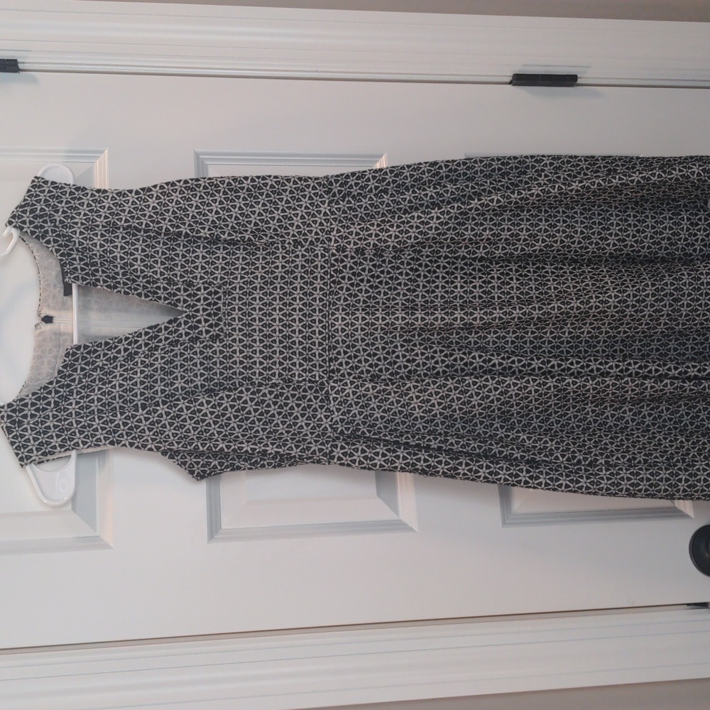 Sleeveless black and white dress